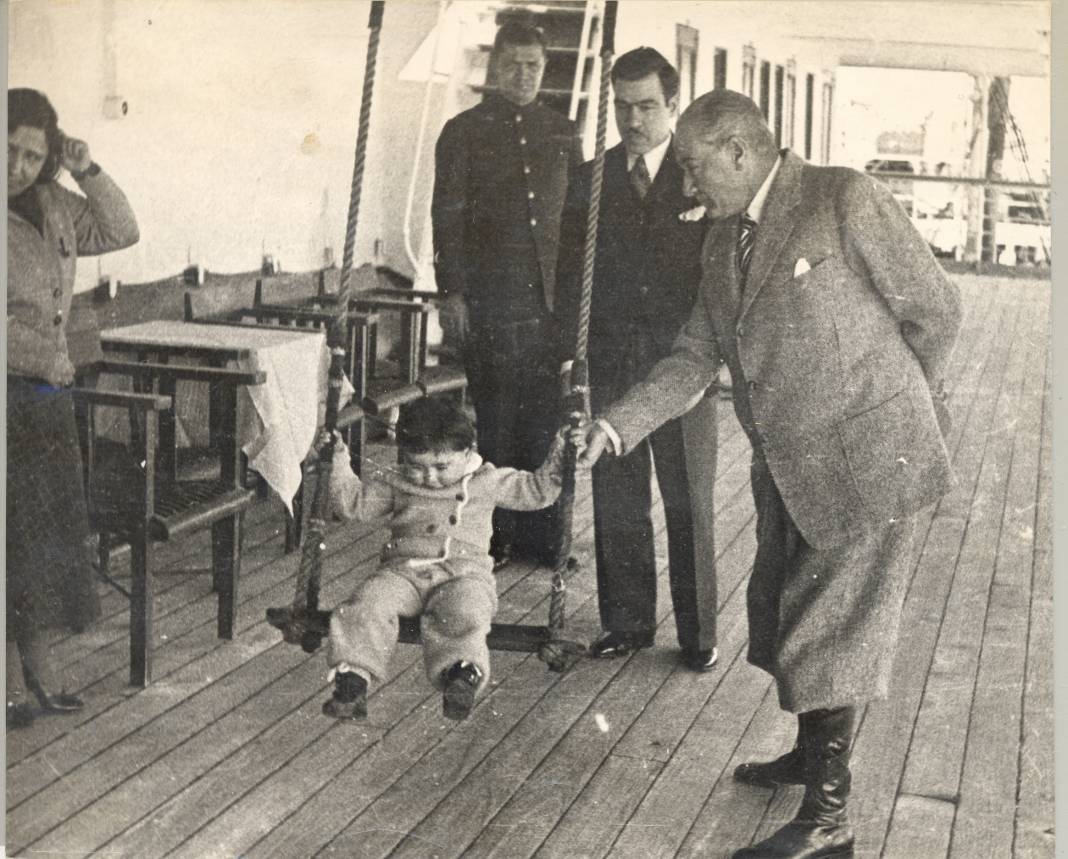 Atatürk ve çocuklar...4