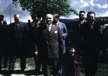 Ulu Önder'in renklendirilmiş en güzel fotoğrafları1