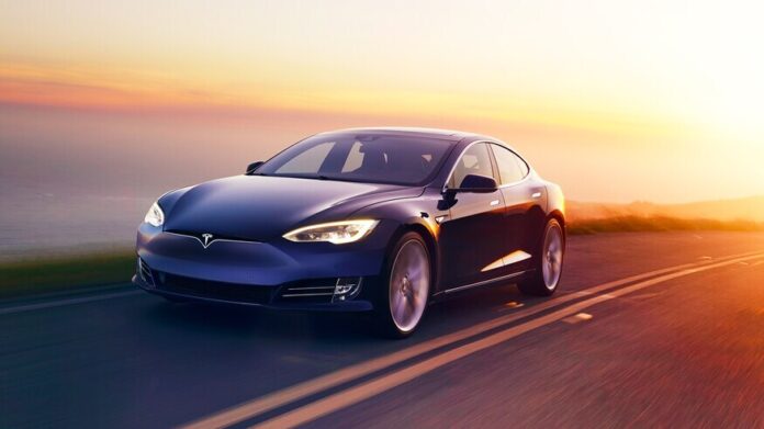 Tesla Model S su geçirmez mi?