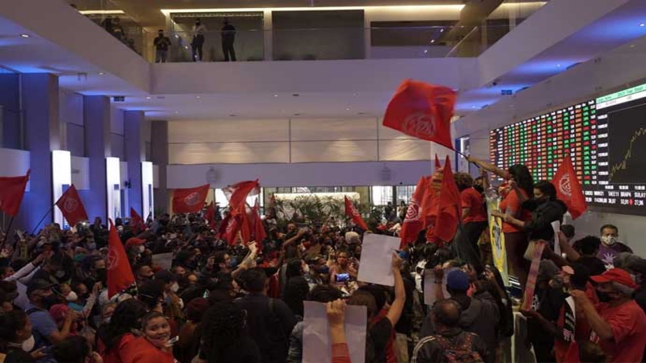 Brezilya'da Evsiz İşçiler Hareketi Sao Paulo Borsası'nı bastı