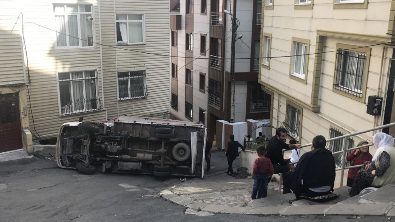 Kot farkı nedeniyle eşya taşıyan kamyonet devrildi