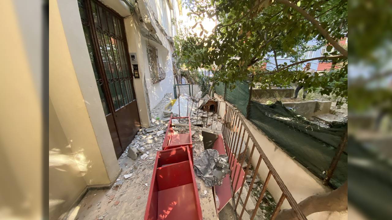 Kadıköy'de balkon çöktü: Mahalleli sokağa döküldü