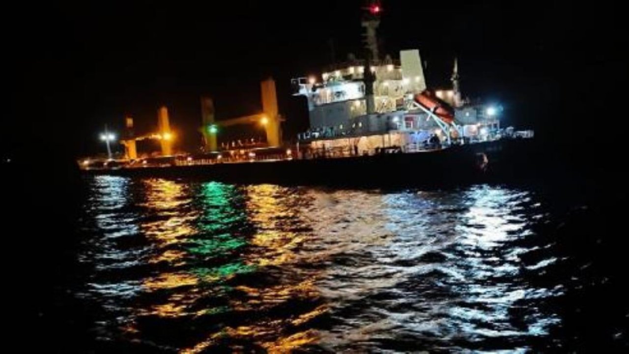 Bozcaada açıklarında kaza sebebiyle hasar gören gemi, İzmir'e getirildi