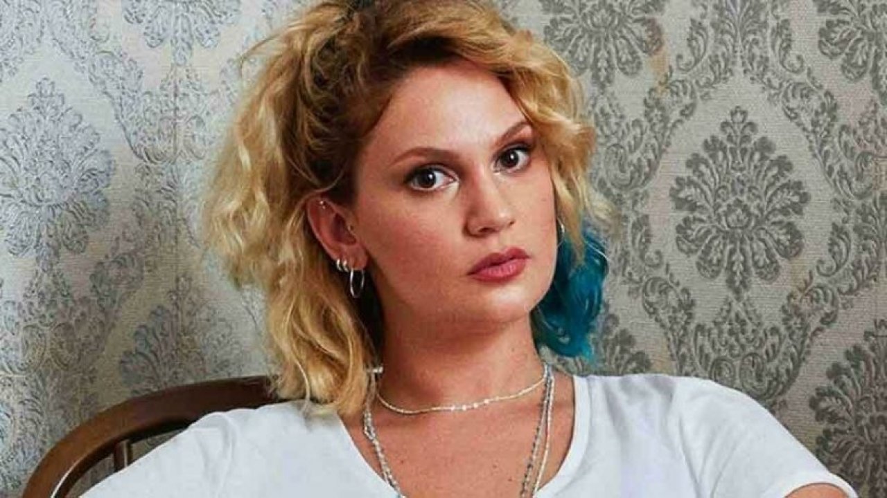 Farah Zeynep Abdullah'tan Ezgi Mola'nın ceza almasına tepki: Gerçek bir şerefsiz