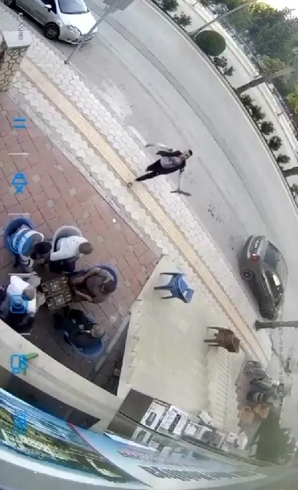 Tavla oynayanlardan yardım isteyen kadın satırlı saldırıdan kaçamadı