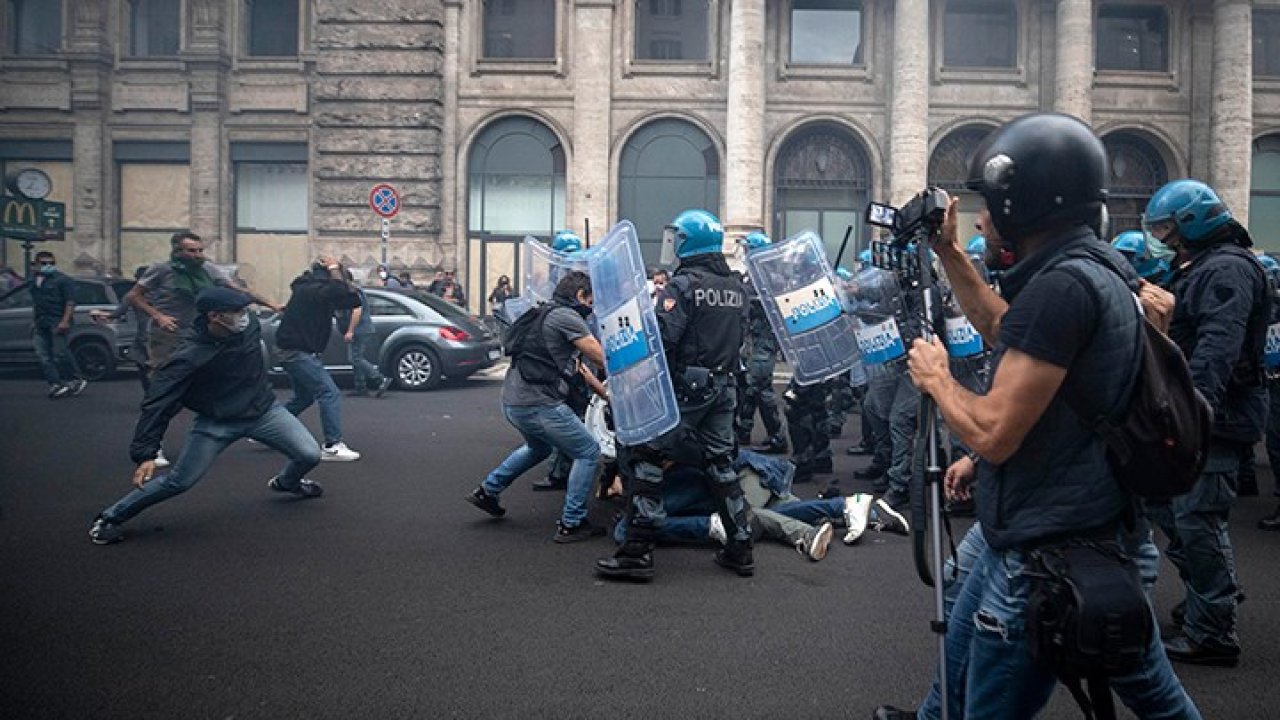 İtalya'da aşı karşıtlarının protestosuna polis müdahalesi