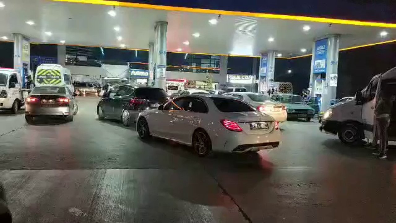 Akaryakıt istasyonlarında zam kuyruğu
