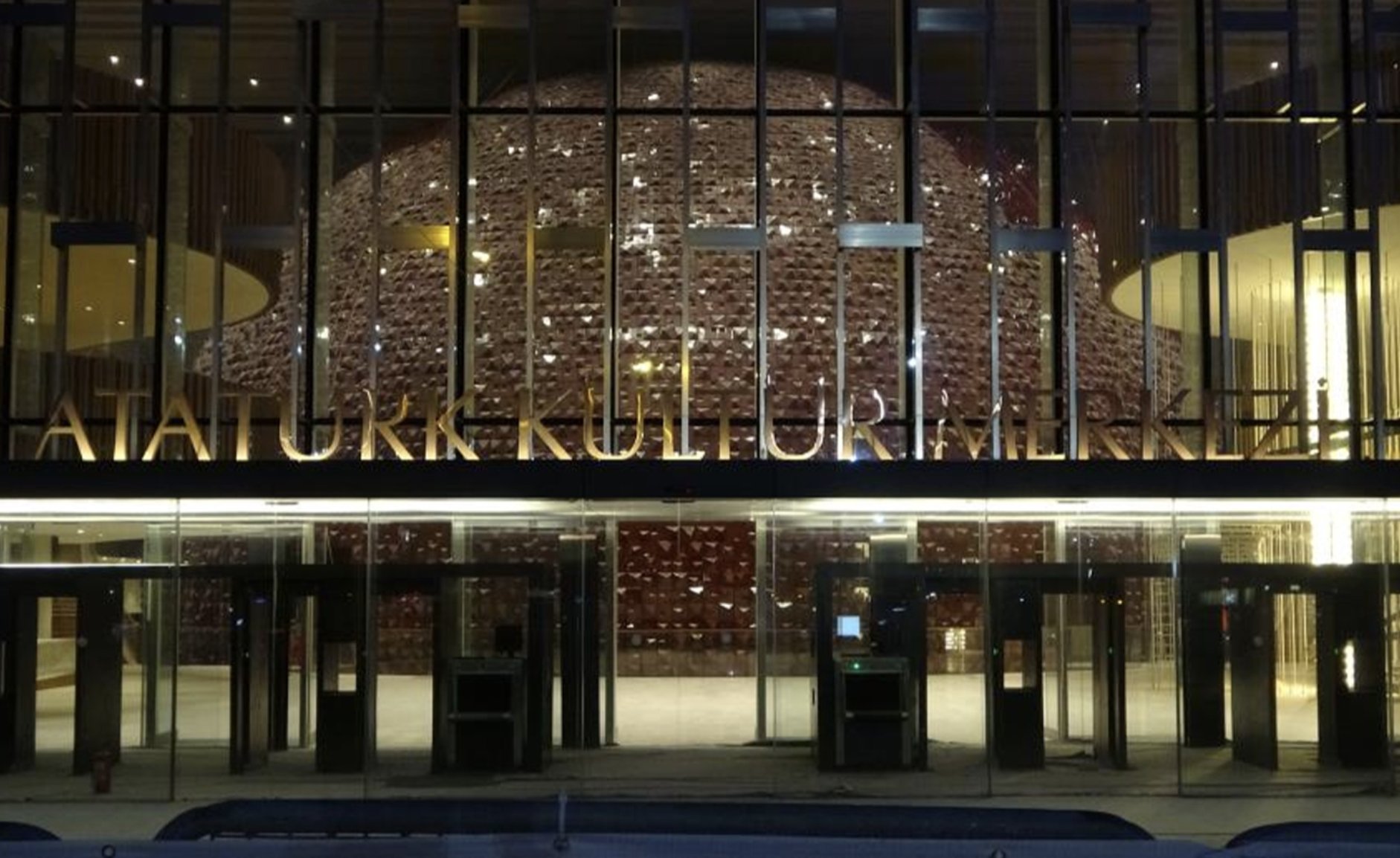 Atatürk Kültür Merkezi'ndeki son rötuşlar tamamlandı, ışıklar yandı