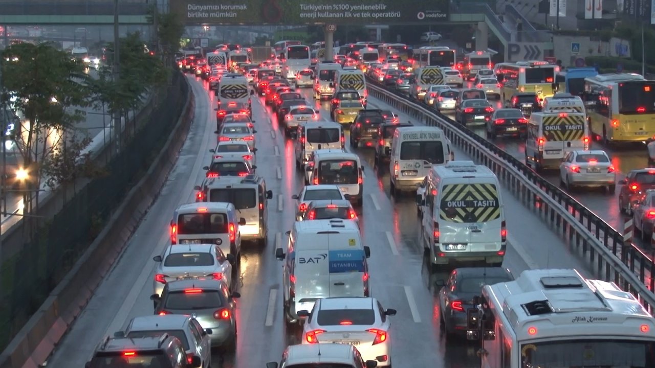 İstanbul'da haftanın ilk iş gününde trafik yoğunluğu
