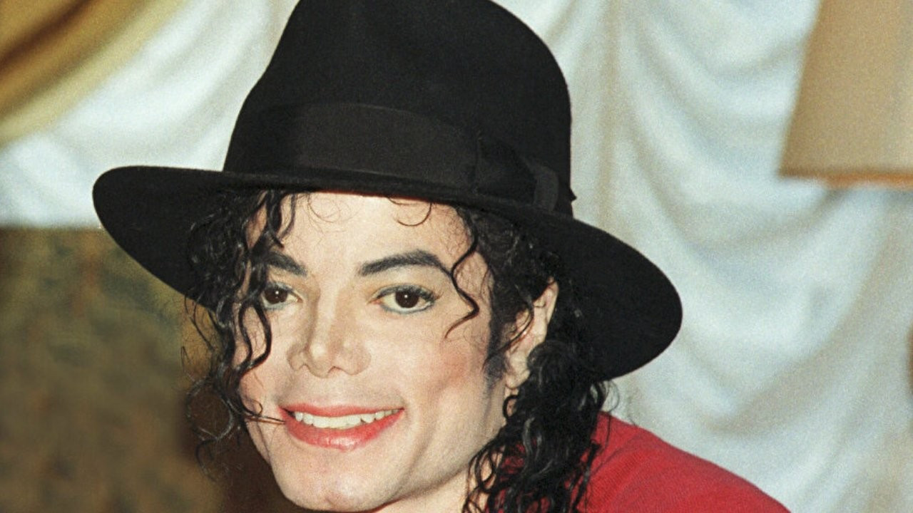 Michael Jackson'ın pasaport başvuru formu satışa çıkarıldı