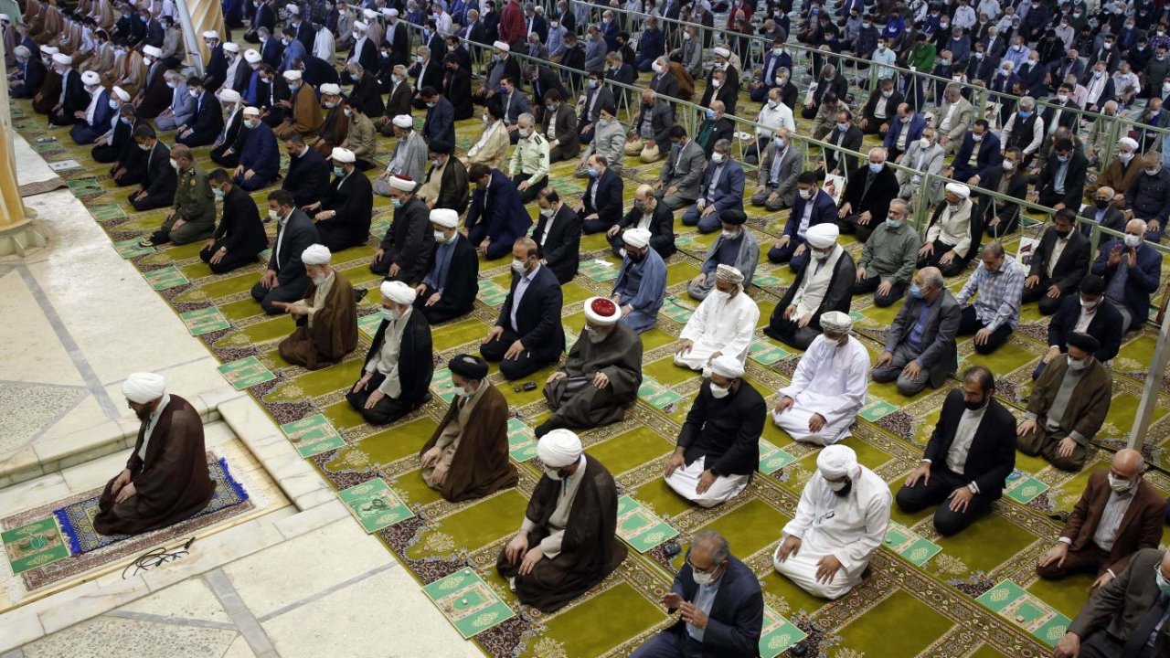 Tahran'da koronavirüs nedeniyle iptal edilen cuma namazları 2 yıl sonra yeniden başladı