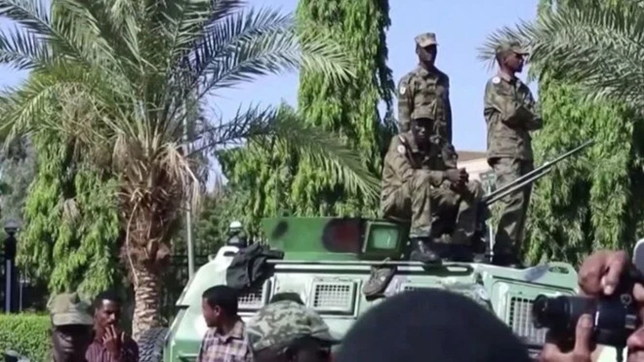 Sudan'da darbe girişimi iddiası! Başbakanı ev hapsine aldılar