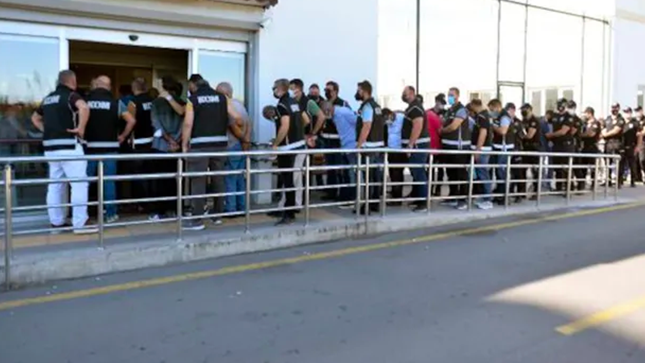 İhaleye fesat karıştırmaktan tutuklanan İl Milli Eğitim Müdürü, 1 kilo altınla kaçarken yakalanmış