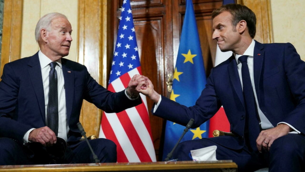 ABD Başkanı Biden, Fransa Cumhurbaşkanı Macron'u bir saat bekledikten sonra bir araya geldi