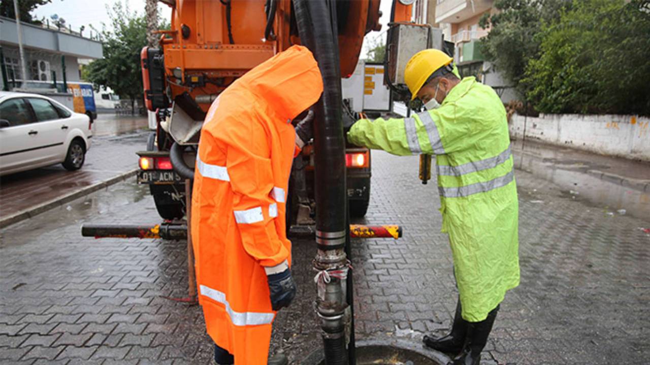 Büyükşehir ASKİ ekipleri yoğun yağışlar öncesinde rögarlarda temizlik yapıyor