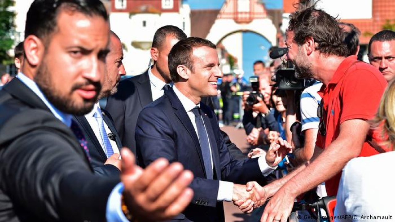 Macron'un eski korumasına 3 yıl hapis: Göstericiyi dövmüştü