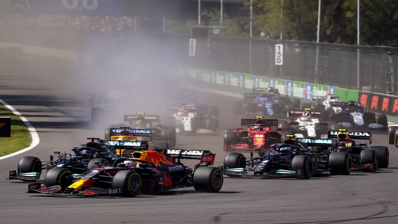Max Verstappen, 1. virajdaki geçişinde 