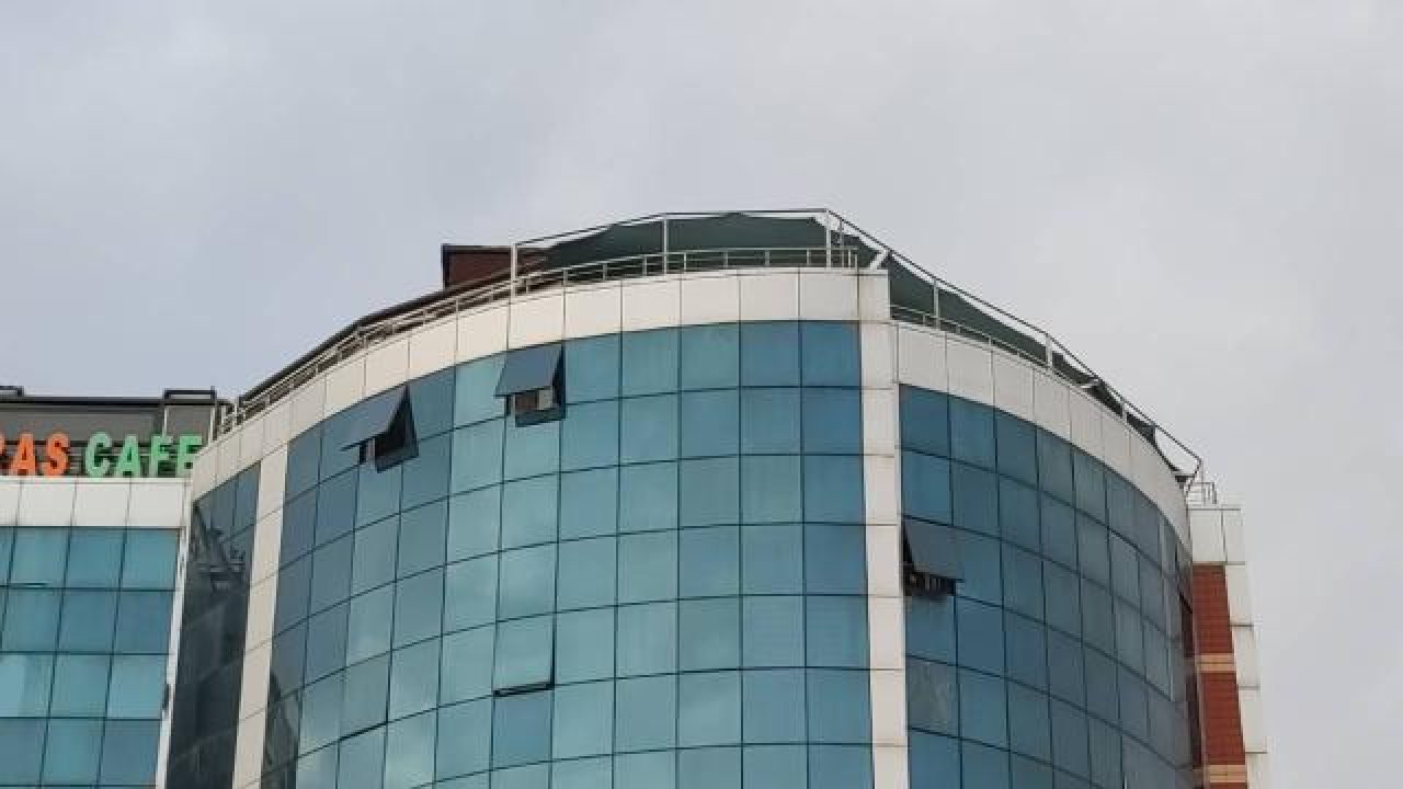Onuncu kattan atladı, caddede yürüyen kişinin üzerine düştü