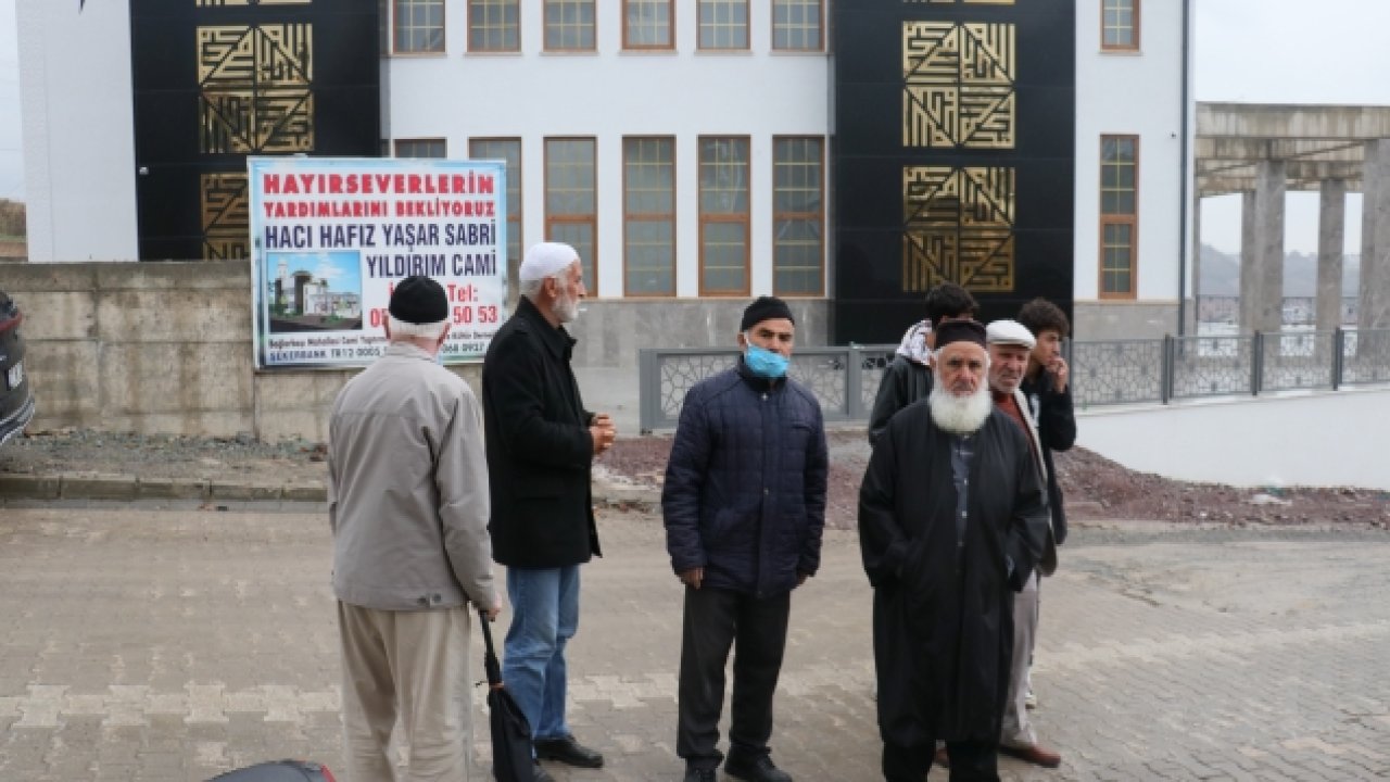Arsa sahipleri, deniz manzarasını kapatan camiyi mahkemeye verdi
