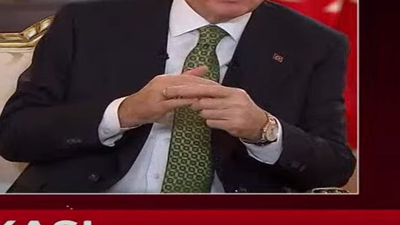 Erdoğan ya canlı yayında konuşmadı, ya da canlı yayında görünen Erdoğan'ın saati yanlış: Canlı yayında saat 17