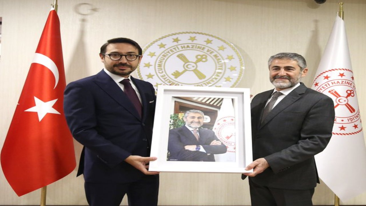 LİYAKAT FOTOĞRAFTA DA BELLİ OLUYOR: Anadolu Ajansı Nureddin Nebati'ye 'kendi' fotoğrafını hediye etti