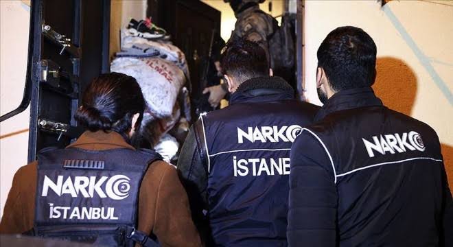 İstanbul'da sıra dışı operasyon: Polis memuru, aracında 2 kilo marihuana ile yakalandı