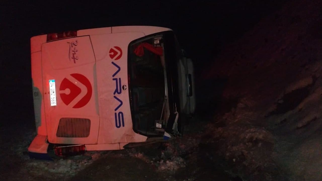 Kars'ta yolcu otobüsü devrildi; 6 kişi hayatını kaybetti