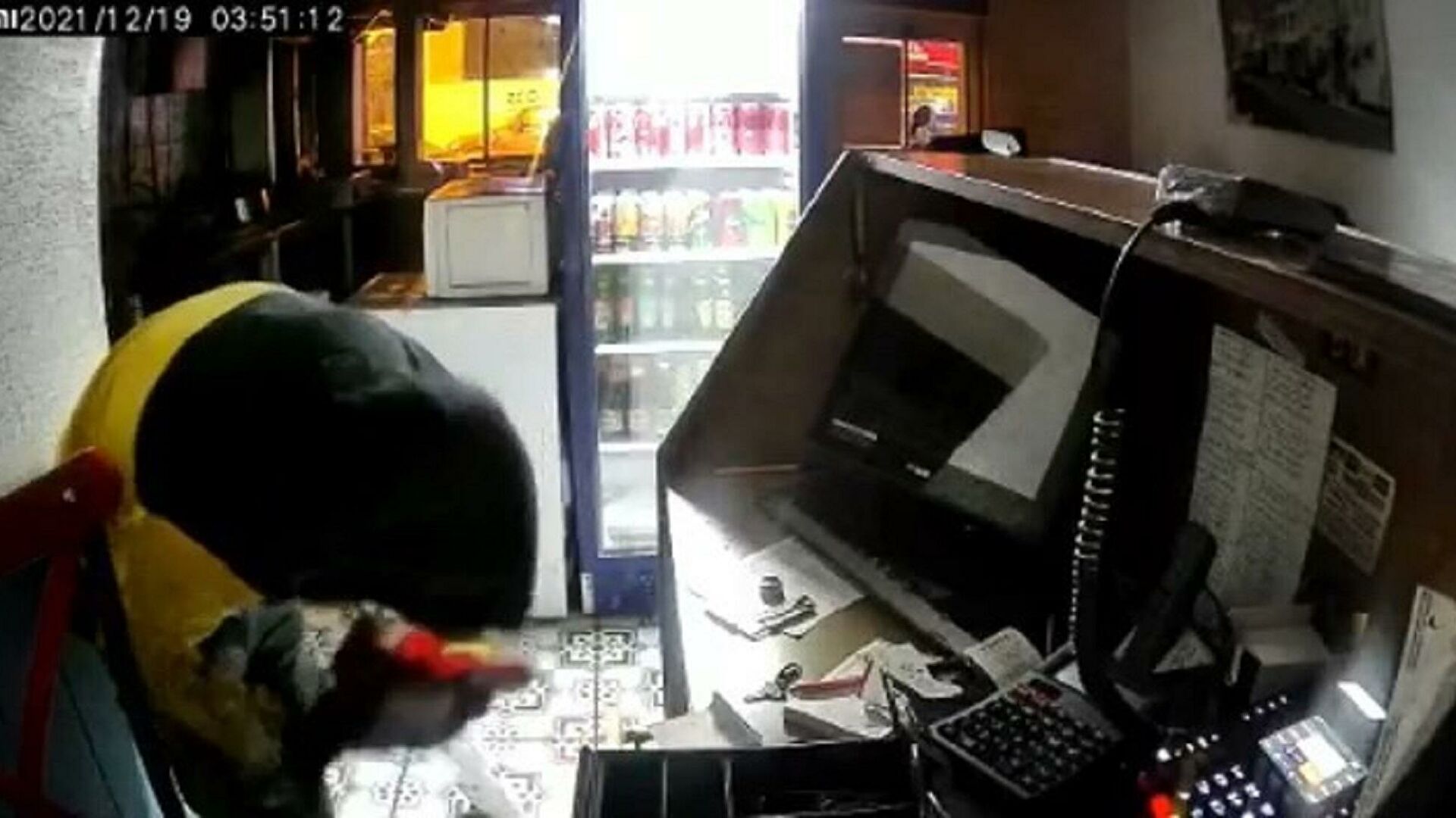 Girdiği dükkanda Türk bayrağını öptü sonra hırsızlık yaptı