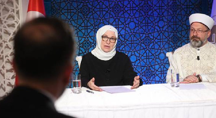 Diyanet'in 'hanımefedisi' il il gezip çocuklara icazet belgesi dağıtıyor