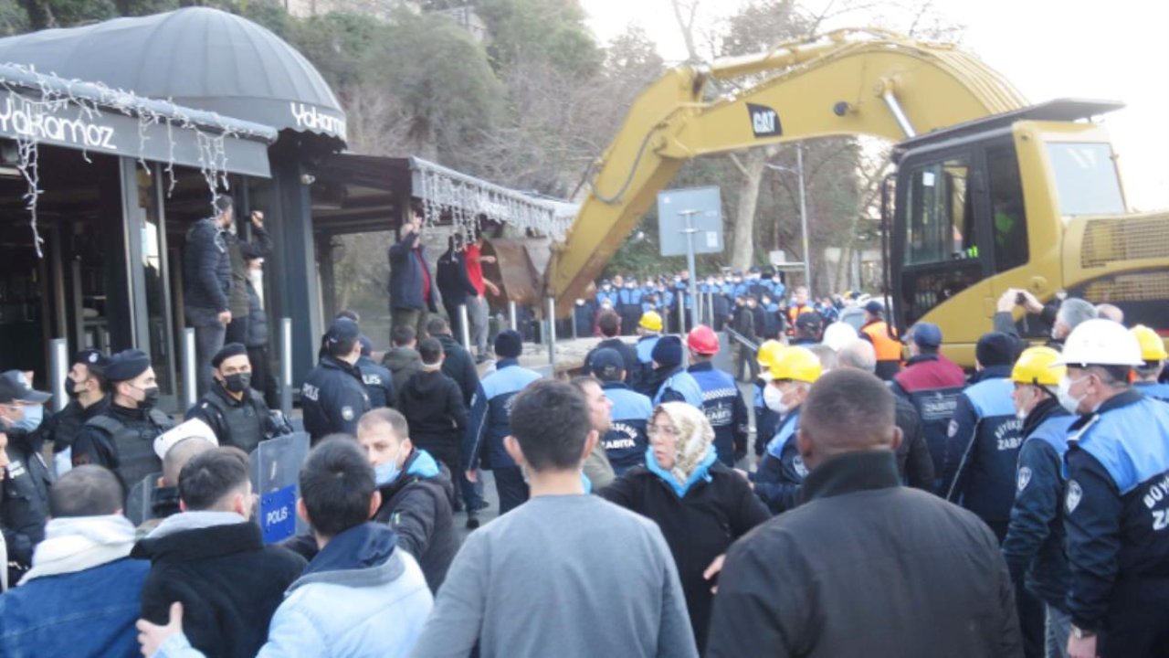 Üsküdar'da ruhsatsız kafeler yıkıldı