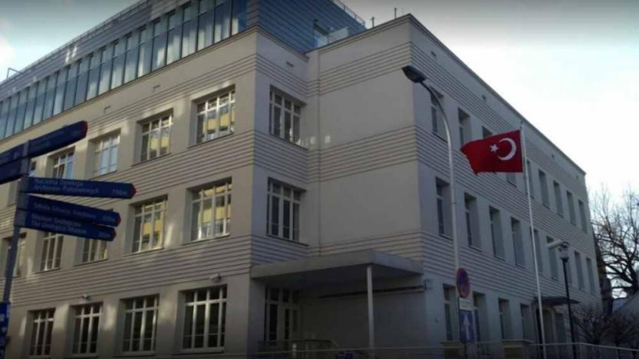 Türkiye’nin Varşova Büyükelçilik binasına molotofkokteyli saldırı!