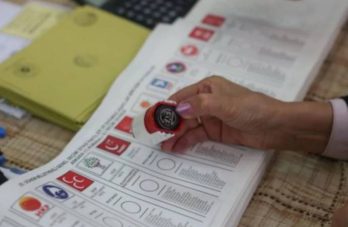 Yılın son anketinde AK Parti eridi