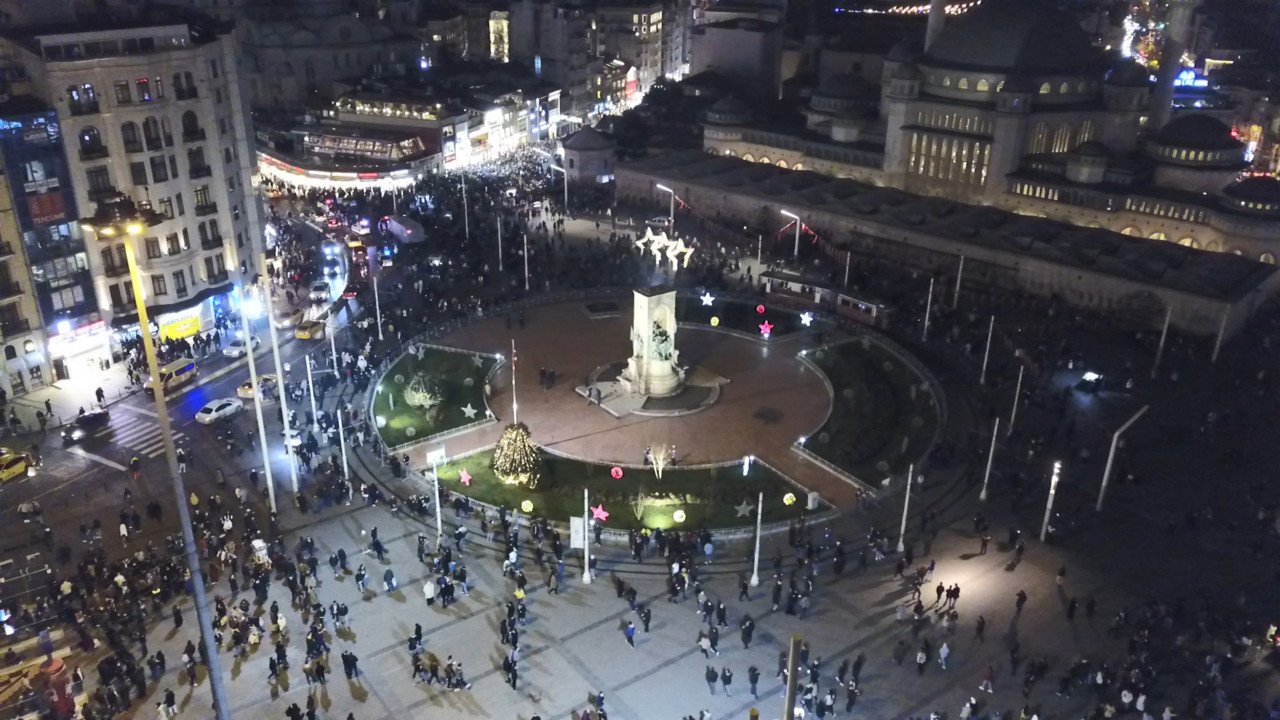 Taksim'de yılbaşı kutlamaları! Vatandaşlar İstiklal'e akın etti