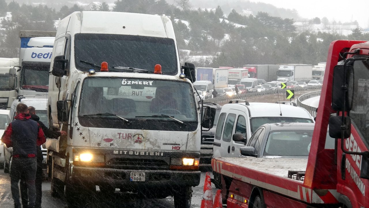 Bolu'da 12 aracın çarpıştığı zincirleme kaza: YOL TRAFİGE AÇILDI