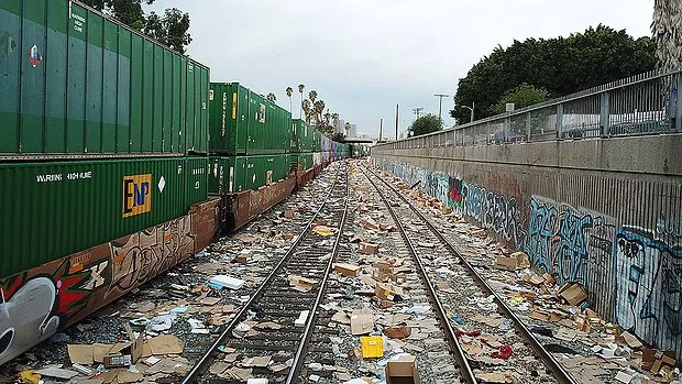 Los Angeles'ta Hırsızlar, Amazon, FedEx ve UPS'in Kargolarını Taşıyan Yük Trenlerini Yağmaladı