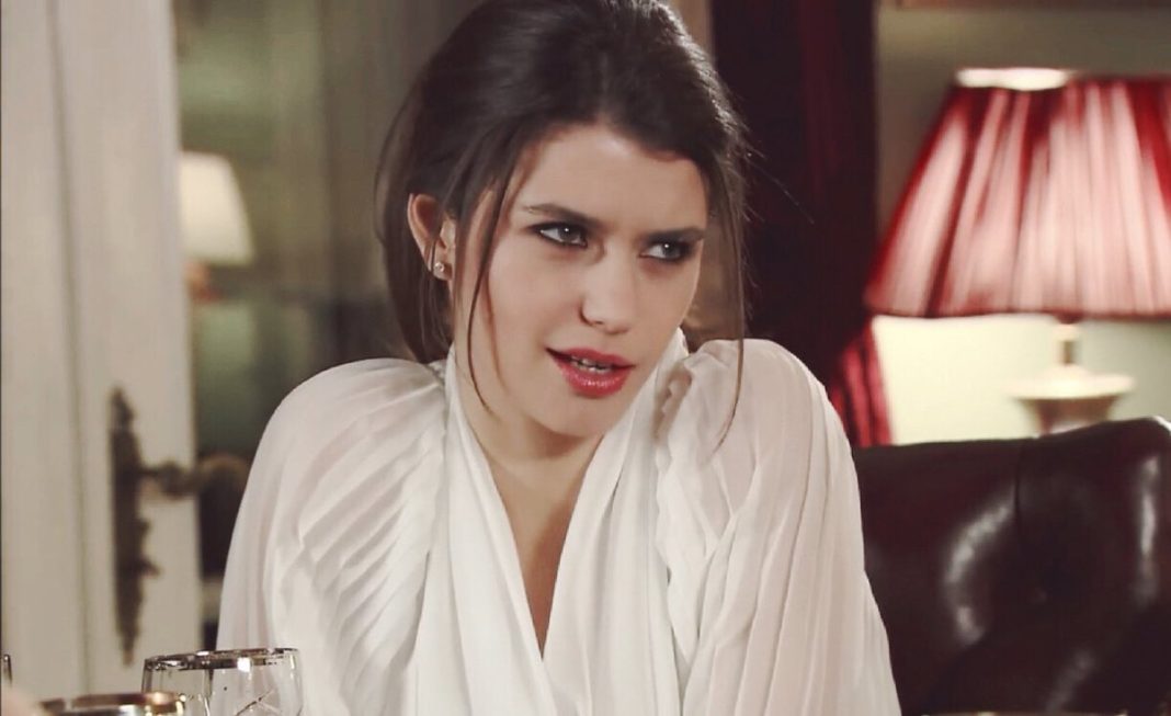 Beren Saat transparan kıyafetiyle ososyal medyada çok konuşuldu