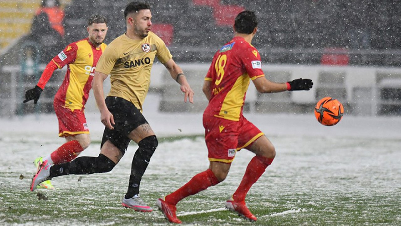 Gaziantep FK-Yeni Malatyaspor karşılaşması, yoğun kar yağışı sebebiyle tatil edildi