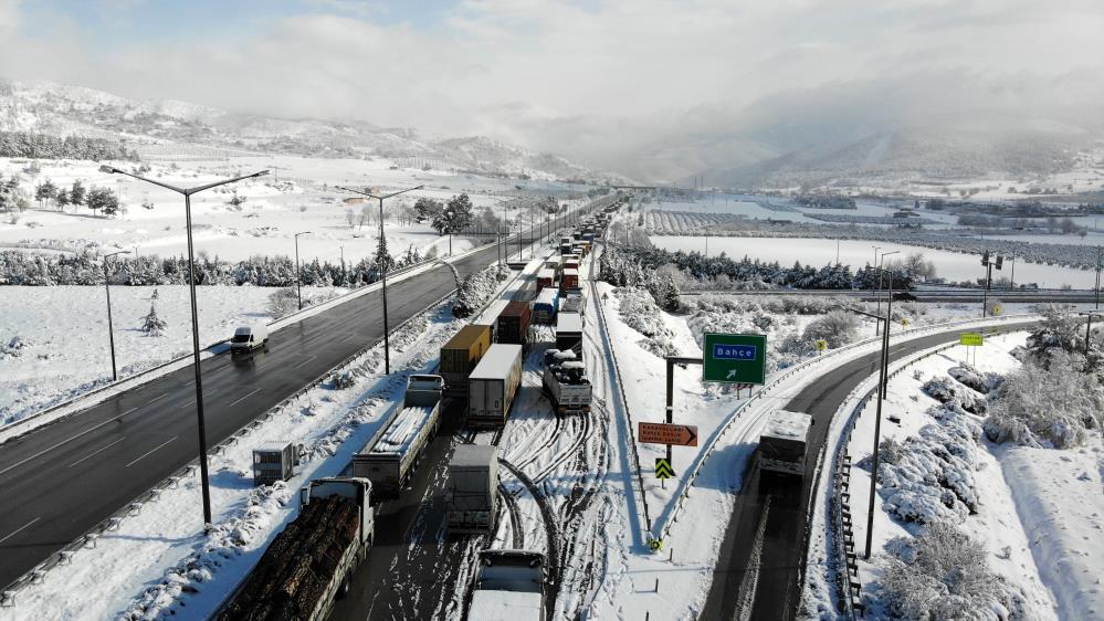 Kar nedeniyle kapanan otoyolda TIR'lar kontak kapattı, metrelerce kuyruk oluştu: Nurdağı yolunda çalışmalar sü