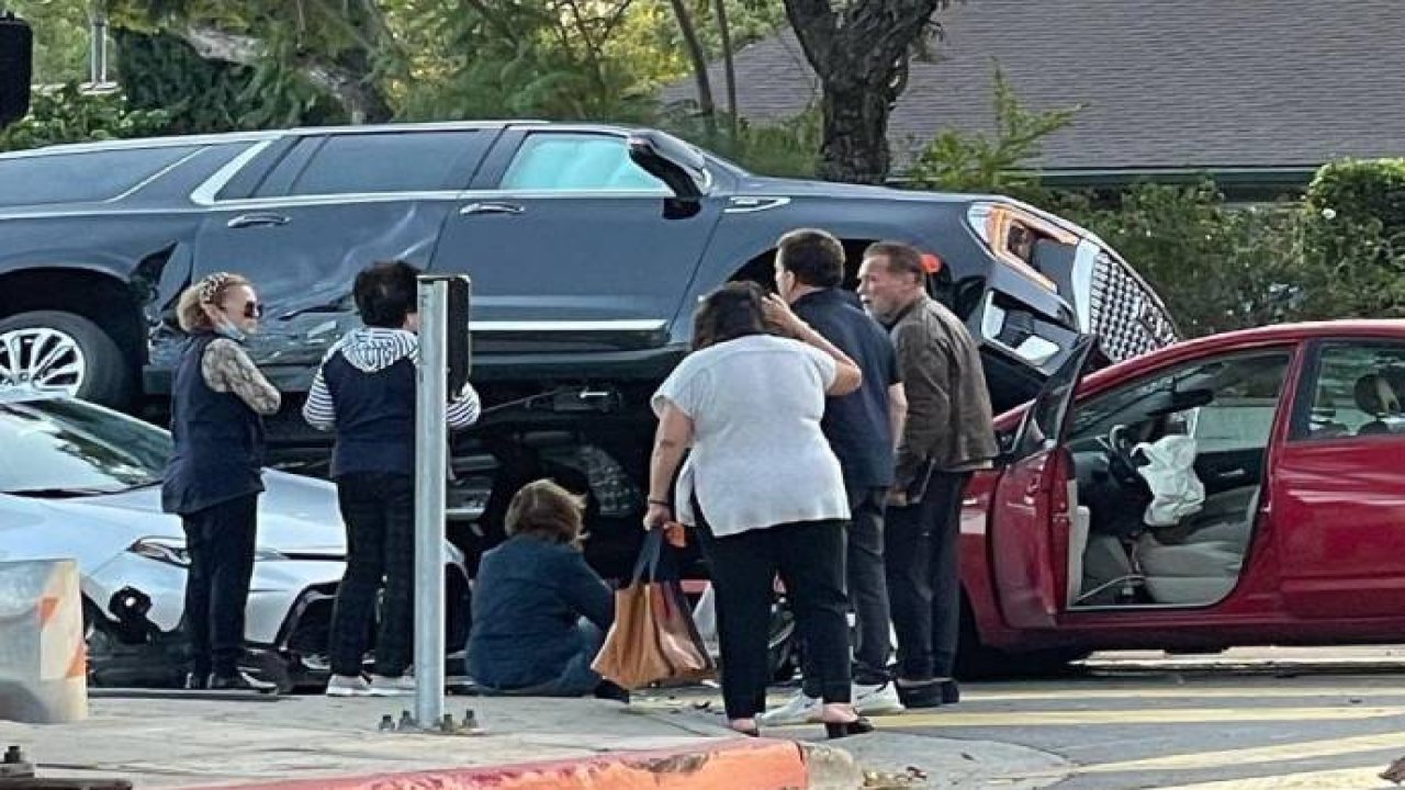 Ünlü oyuncu Arnold Schwarzenegger trafik kazası geçirdi