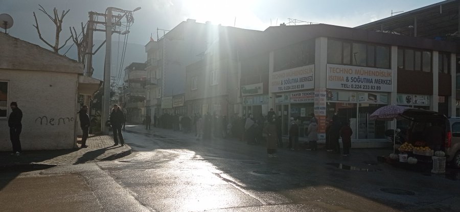 Bursa'da kar altında ucuz ekmek kuyruğu