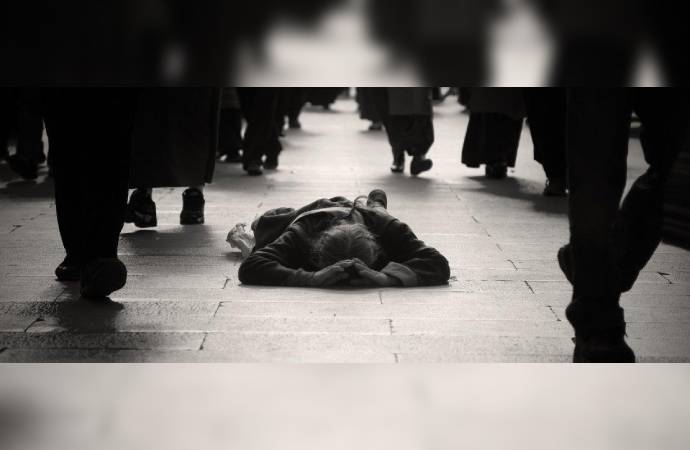 Paris’te sokakta düştüğü yerden 9 saat kaldırılmayan fotoğrafçı donarak öldü