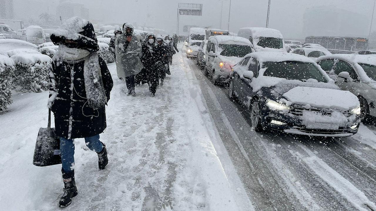 Fehmi Koru yazdı: Gürültü arasında güme giden bir gerçek var: Partiler seçmenleri hafife alıyor