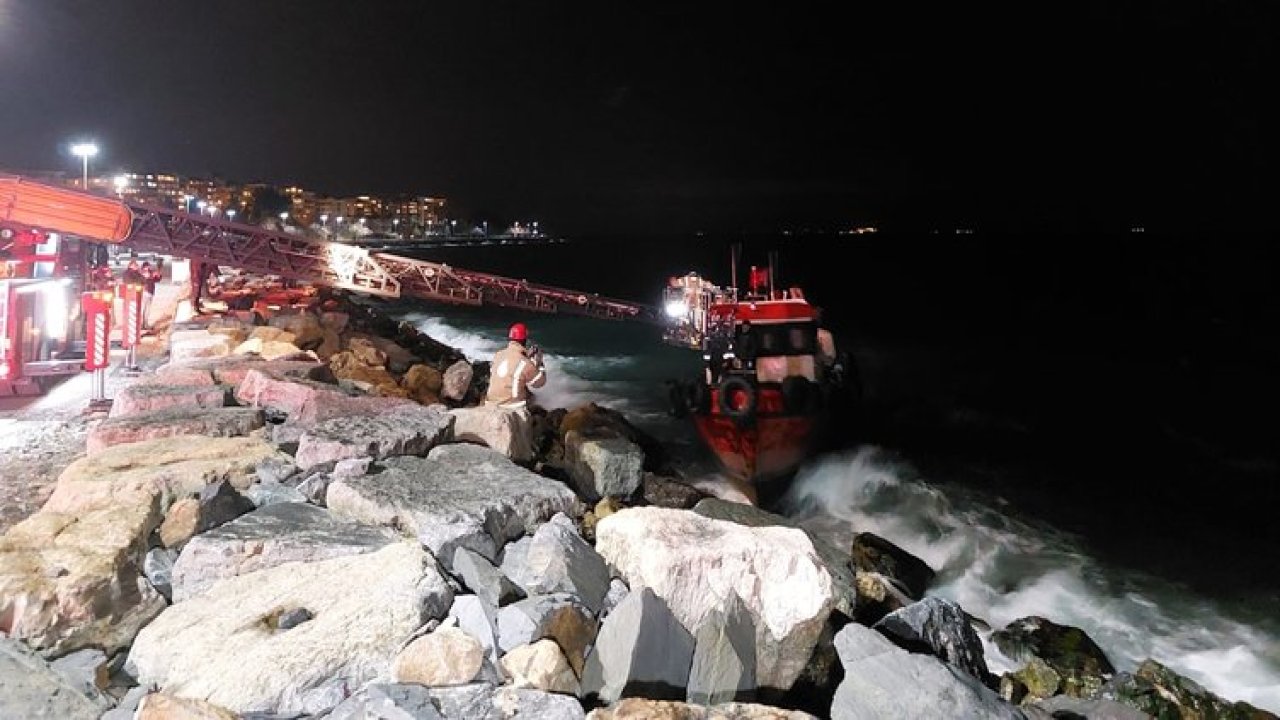 Kadıköy sahilinde tekne karaya oturdu: İki kişi kurtarıldı