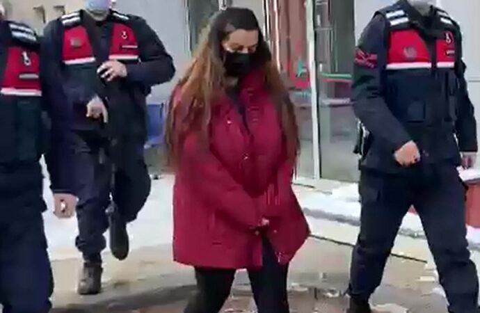 Annesine şiddet uygulayan babasını öldüren genç kıza 10 yıl hapis cezası