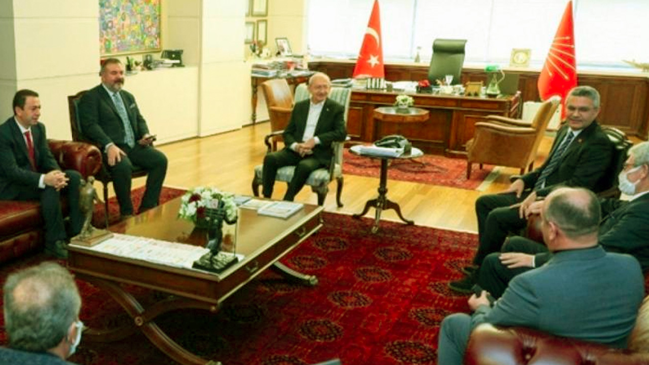 Kılıçdaroğlu, aşiret liderine rozet taktı