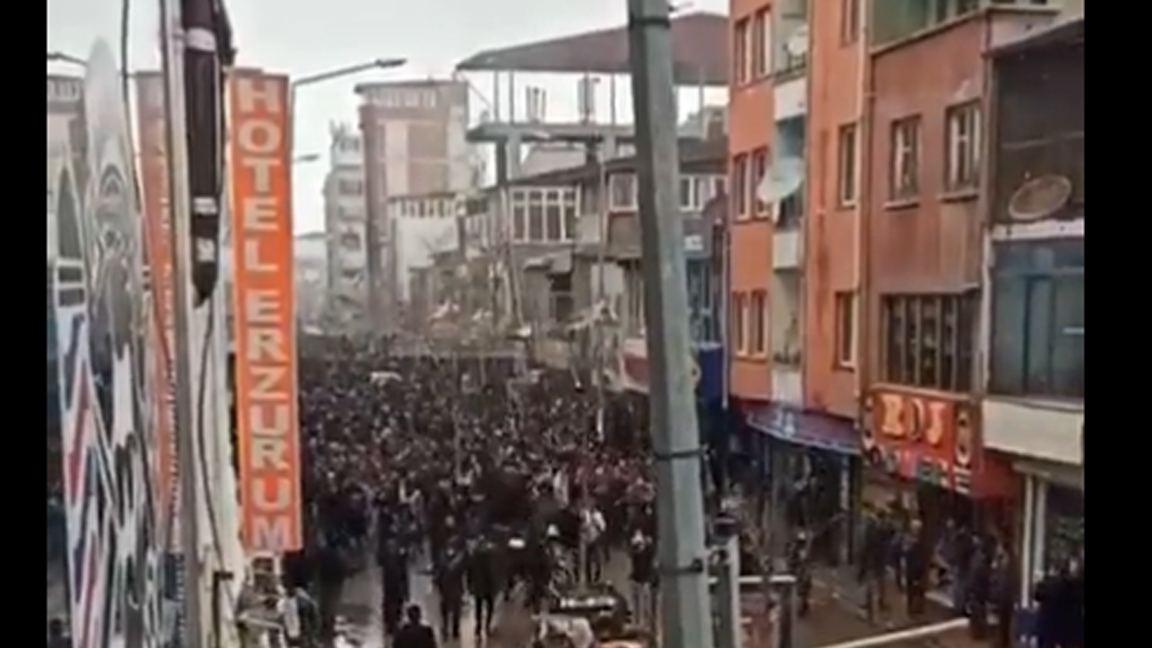 Doğubeyazıt'ta yüzlerce kişiden elektrik zammı protestosu: Elektrikte yüzde 2'lik TRT payı kalktı, yüzde 100'l