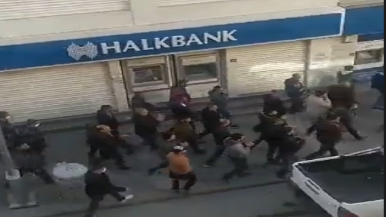 Yer: Diyarbakır Silvan / Elektrik zamları ıslık çalınarak protesto edildi