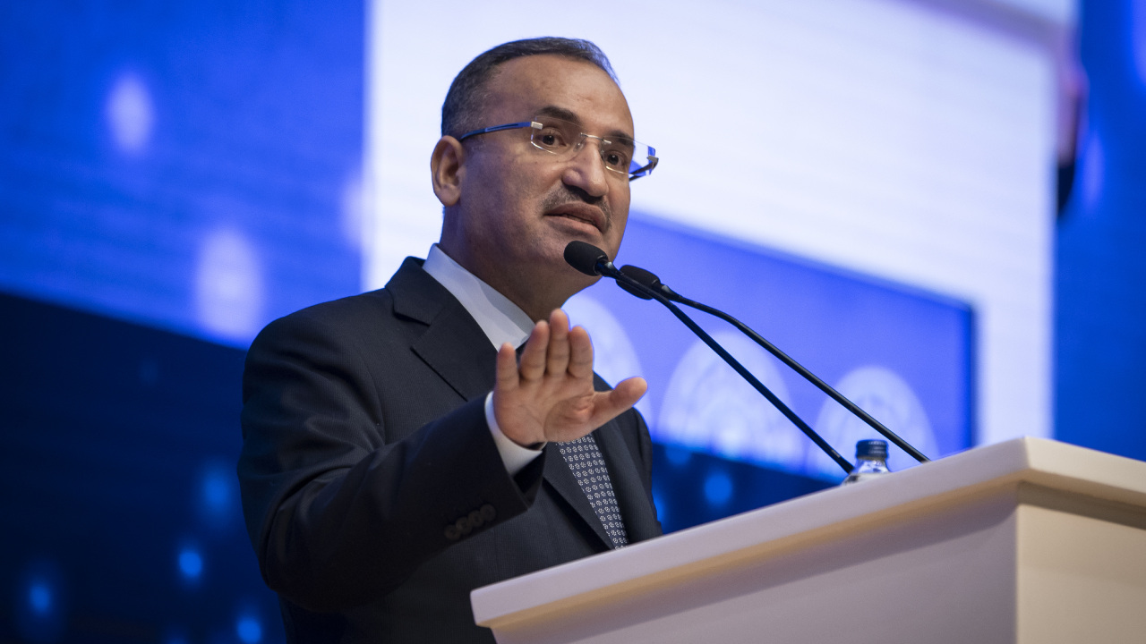 Bekir Bozdağ: Sosyal medya üzerinden Sayın Cumhurbaşkanı'mıza beddua ve hakaret eden haddini ve kendini bilmez