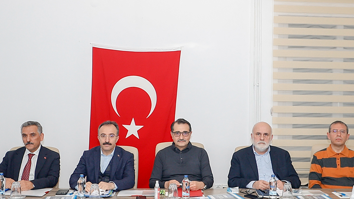 Bakan Dönmez günlerdir elektrik sıkıntısı yaşanan Isparta'ya gitti: Hakkınızı helal edin, birkaç gün enerjisiz