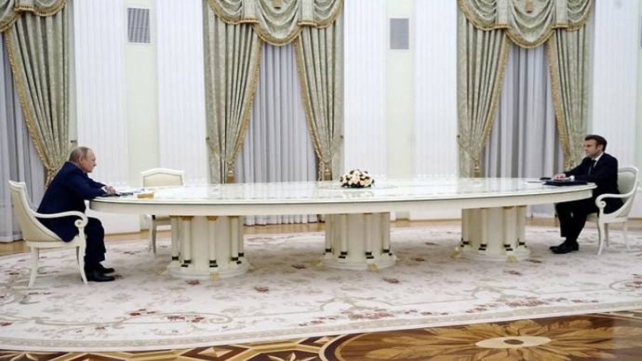 Macron - Putin görüşmesi: BEĞENSEN DE BEĞENMESEN DE UYMAK ZORUNDASIN GÜZELİM